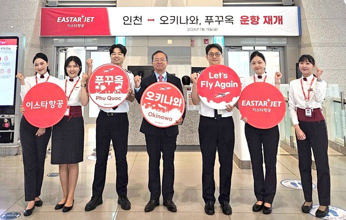 (사진 가운데)조중석 이스타항공 대표를 포함한 임직원들이 인천~오키나와, 푸꾸옥 취항을 기념해 사진 촬영을 하고 있다./이스타항공