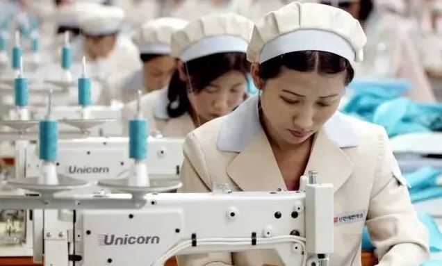 중국의 북중 국경 도시인 랴오닝(遼寧)성 단둥(丹東)에 소재한 한 중국의 방직 공장에서 일하는 북한 여성들. 조만간 북한으로 돌아가야 할 것으로 보인다./검색엔진 바이두(百度).