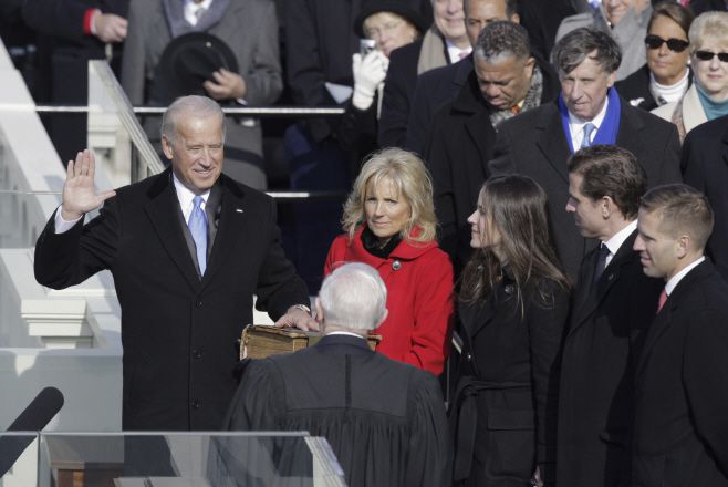 조 바이든 미국 부통령이 2009년 1월 20일(현지시간) 워싱턴 D.C. 연방의사당에서 부인 질 바이든 여사가 지켜보는 가운데 부통령 취임 선서를 하고 있다./AP·연합뉴스