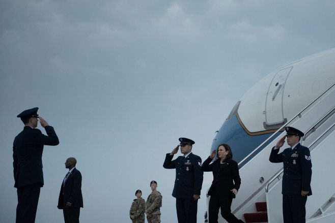 카멀라 해리스 미국 부통령이 2021년 6월 21일(현지시간) 메릴랜드주 앤드루스 공군기지에 도착해 경례를 받고 있다./AFP·연합뉴스