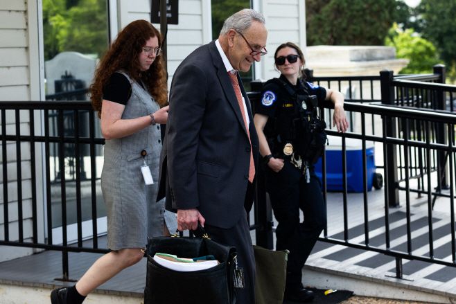 척 슈머 미국 민주당 상원 원내대표가 11일(현지시간) 워싱턴 D.C. 연방의사당을 떠나고 있다./AFP·연합뉴스