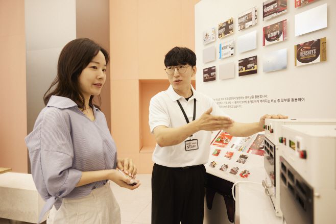 삼성전자가 허쉬와 디자인 협업한 모바일 액세서리를 선보이는 팝업 스토어 '허쉬 플립 투어' 전경. /삼성전자