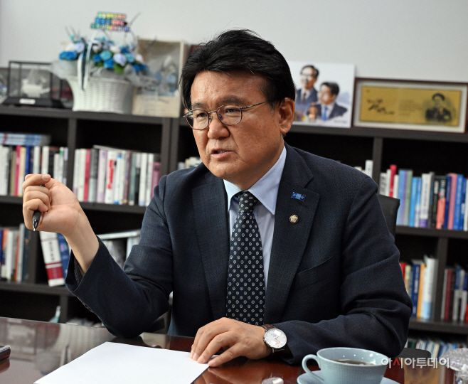 황운하 의원이 아시아투데이와 인터뷰를 하고 있다./송의주 기자