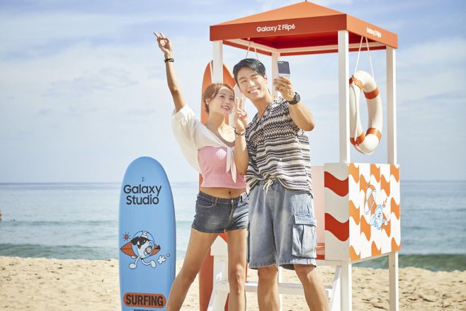 모델이  강원 양양 서피비치에 위치한 '갤럭시 스튜디오 서핑'에 마련된 포토존에서 '갤럭시 Z 플립6'로 사진을 촬영하고 있다. /삼성전자