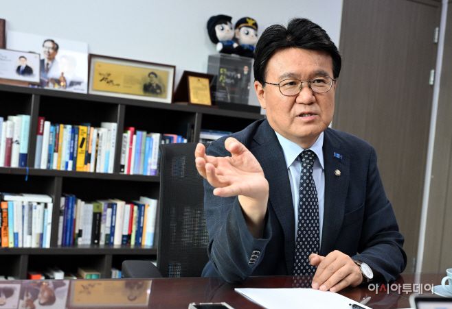 황운하 의원이 인터뷰를 진행하고 있다./송의주 기자