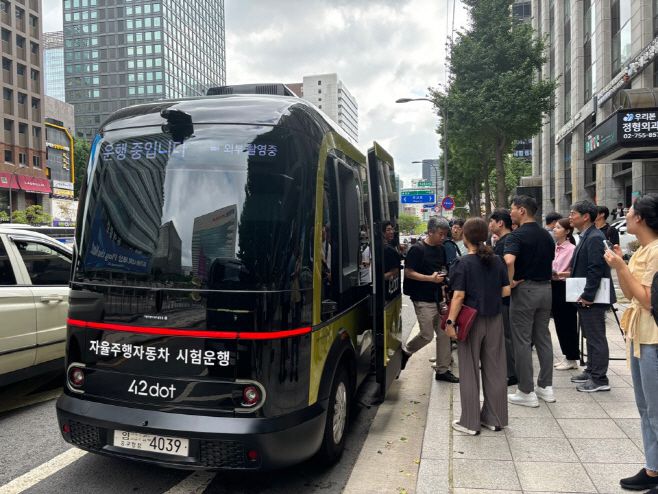 31일 서울 중구 청계광장에서 열린 '규제샌드박스 지정기업(영상정보 원본활용)' 현장간담회에서 참석자들이 자율주행 영상정보 원본 활용 실증특례 지정 기업 포티투닷이 운영하는 자율주행 버스 'aDRT'를 바라보고 있다./사진 = 박진숙 기자 act@asiatoday.co.kr