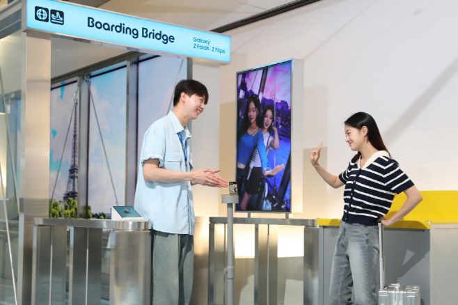 방문객들이 갤럭시 스튜디오 '더현대'에 공항 콘셉트로 꾸며진 체험공간에서 '갤럭시 Z 폴드6'와 '갤럭시 Z 플립6'등 갤럭시 신제품을 체험하고 있다. /삼성전자