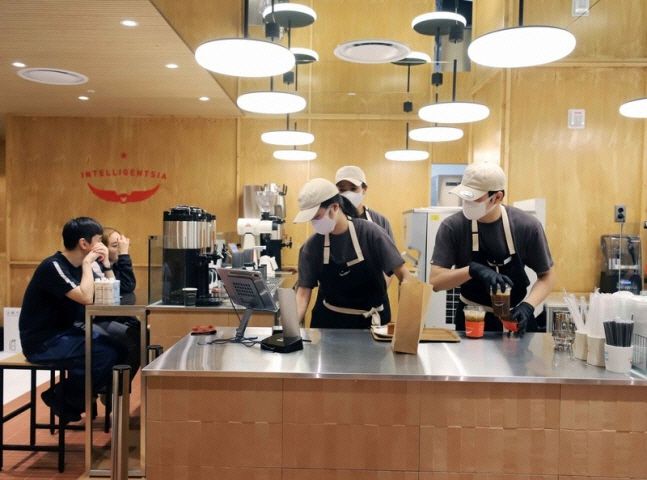 신세계백화점이 소공동 본점에 미국 고급 커피 '인텔리젠시아' 매장을 유치했다./신세계백화점