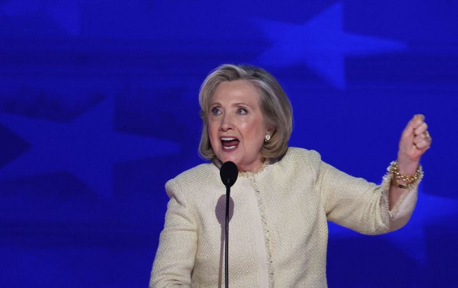 힐러리 클린턴 전 미국 국무부 장관이 19일 저녁(현지시간) 일리노이주 시카고 유나이티드 센터에서 개막한 민주당 전당대회에서 연설하고 있다./로이터·연합뉴스