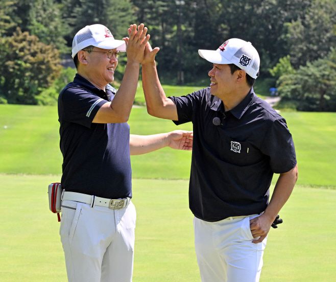 아시아투데이 송의주 기자 = 3일 경기도 용인 88컨트리클럽에서 열린 'AJ네트웍스·아시아투데이 제15회 대학동문골프최강전' 남자부 결승전에서 서울대 이관용(왼쪽)·강민우 선수가 우승을 확정한 뒤 기뻐하고 있다.
