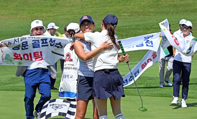 아시아투데이 송의주 기자 = 3일 경기도 용인 88컨트리클럽에서 열린 'AJ네트웍스·아시아투데이 제15회 대학동문골프최강전' 여자부 결승전에서 서울대 구자영·박혜선 선수가 우승을 확정한 뒤 기뻐하고 있다.