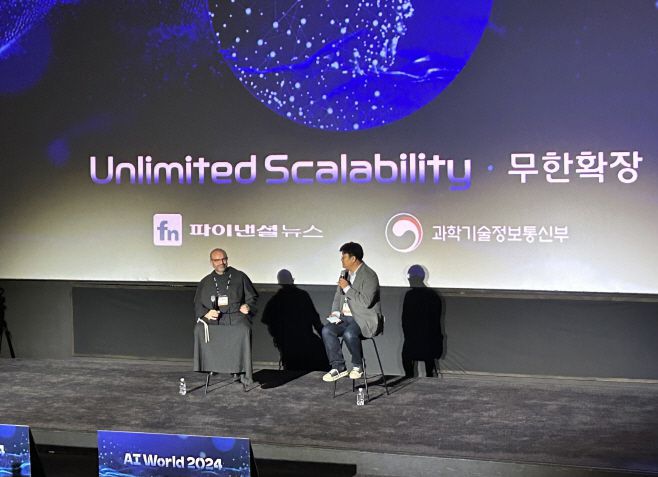 5일 서울 롯데월드타워에서 개최된 'AI월드 2024'에 참석한 파올로 베난티 프란치스코 교황(왼쪽)과 정재승 카이스트 뇌인지과학과 교수./김민주 기자