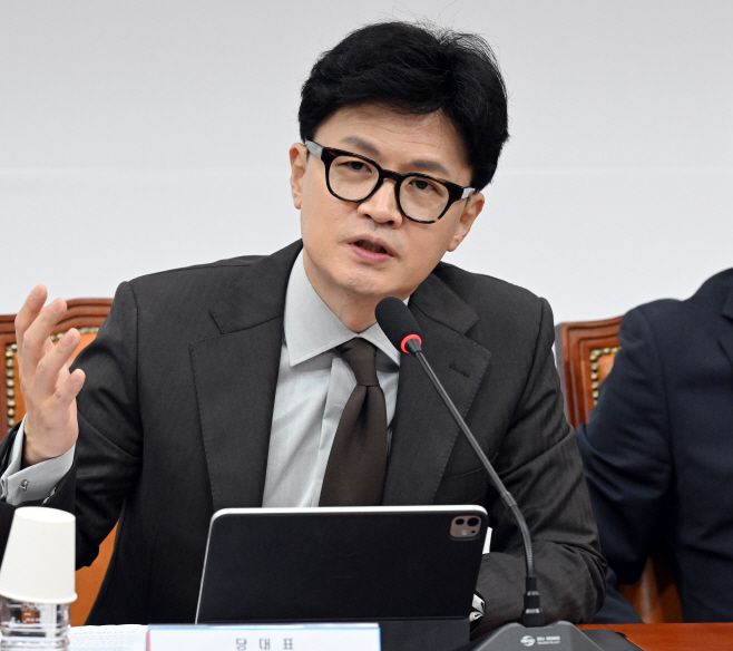 한동훈 국민의힘 대표가 9일 국회에서 열린 최고위원회의에서 발언을 하고 있다./송의주 기자