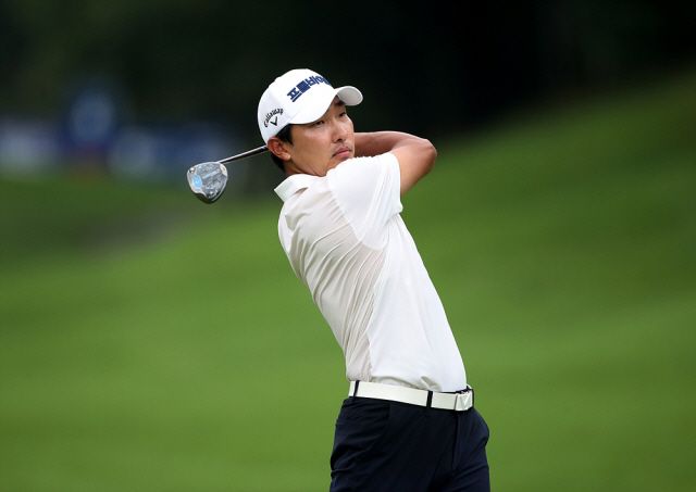 염서현이 샷을 하고 있다. /KPGA
