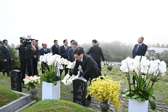 헌화하는 이영훈 여의도순복음교회 담임목사./제공=여의도순복음교회