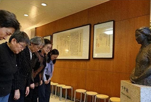 동료 홍위병들과 모교인 베이징사범대 부속여중을 찾아 사죄하는 쑹빈빈(가운데)./바이두.