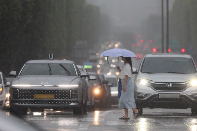 지난 5일 오후 서울 서초역사거리에서 우산을 쓴 시민이 횡단보도를 건너고 있다. /연합뉴스