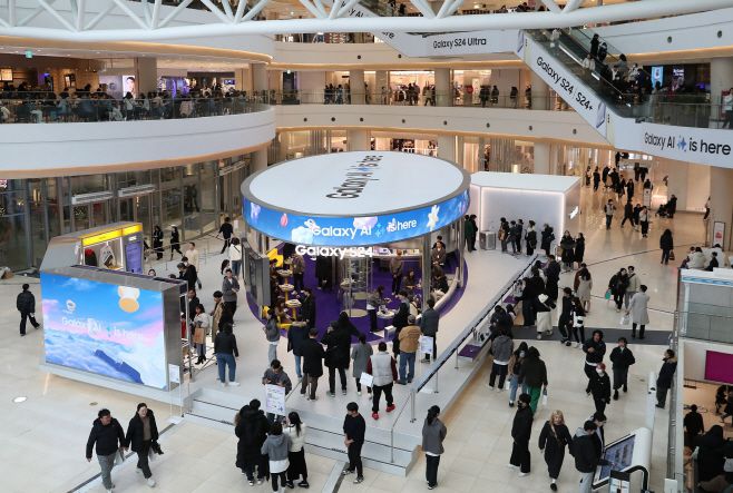 방문객들이 지난 1월 서울 영등포구 타임스퀘어에 마련된 갤럭시 스튜디오에서 '갤럭시 S24 시리즈'를 체험하고 있다. /삼성전자