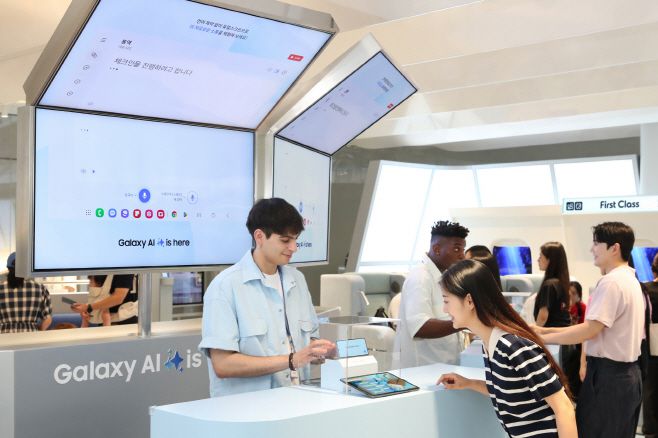 방문객들이 지난 8월 서울 여의대로 '더현대 서울'에 마련된 갤럭시 스튜디오에서 '갤럭시 Z 폴드6'와 '갤럭시 Z 플립6'를 체험하고 있다. /삼성전자