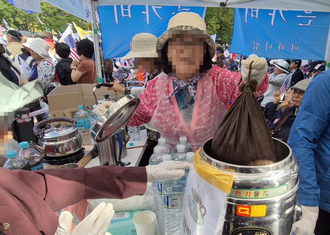 여성시민단체인 은가비 회원 A씨가 3일 오전 서울 종로구 동화면세점 앞에서 열린 '10·3 국민혁명대회' 참여자들에게 나눠 줄 한방차를 준비하고 있다. /특별취재팀
