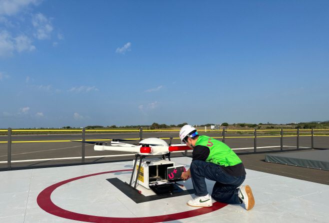 LG유플러스가 통신사 최초로 스마트폰 드론 배송 서비스 시행한다. /LG유플러스