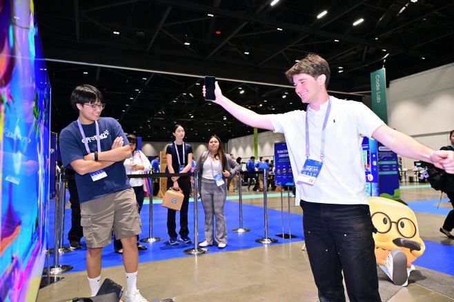 관람객들이 3일(현지시간) 미국 새너제이 맥에너리 컨벤션 센터에서 열린 '삼성 개발자 콘퍼런스2024'에 참가해 게임 라운지를 즐기고 있다. /삼성전자