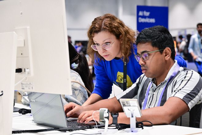관람객들이 3일(현지시간) 미국 새너제이 맥에너리 컨벤션 센터에서 열린 '삼성 개발자 콘퍼런스2024'에 참가해 'C랩' 부스를 관람하고 있다. /삼성전자