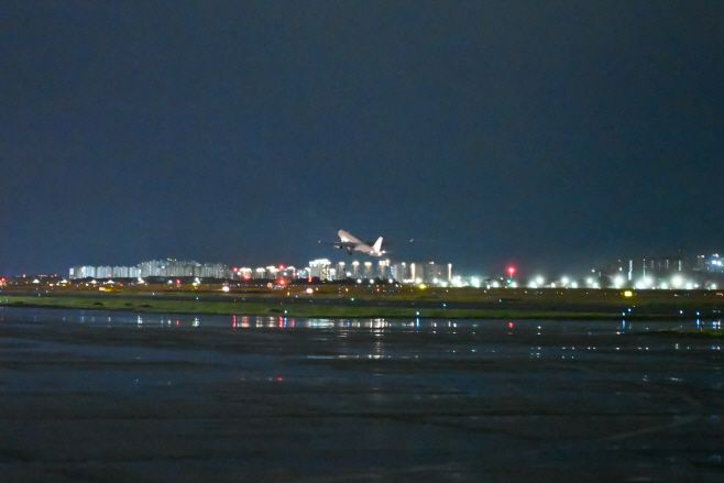 지난 3일 밤 경남 김해공항에서 우리 공군의 다목적공중급유수송기 KC-330이 레바논 베이루트를 향해 이륙하고 있다. 정부의 신속대응팀은 4일 약 16시간 동안의 비행을 통해 레바논 베이루트 공항에 도착, 교민 90여명을 인솔해 대한민국에 무사히 귀환했다. /국방부