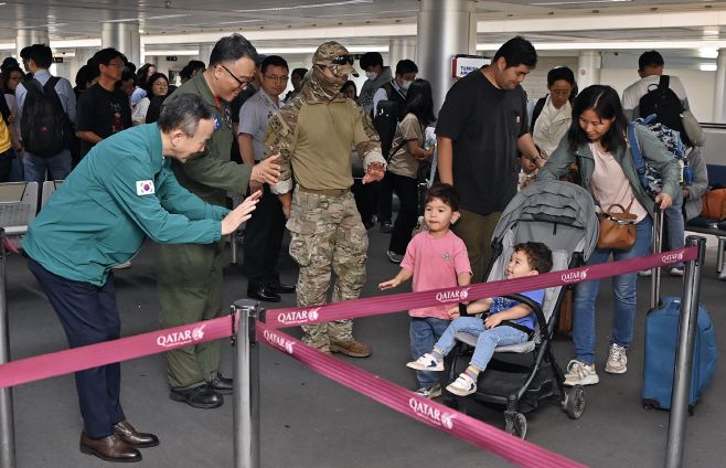박일 주레바논대사(왼쪽)와 공군 제5공중기동비행단 김덕중 항공작전전대장(왼쪽 두 번째)이 4일 레바논 베이루트 공항에서 군 수송기에 탑승하는 교민들에게 인사를 건내고 있다. 정부 신속대응팀은  이날 교민 90여명을 무사히 인솔해 5일 서울공항에 귀환했다. /국방부