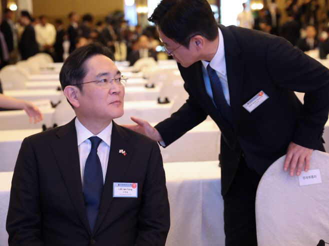 이재용 삼성전자 회장(왼쪽)이 7일 오후(현지시간) 필리핀 마닐라의 한 호텔에서 열린 한·필리핀 비즈니스 포럼에서 김원경 삼성전자 글로벌 퍼블릭어페어실 사장과 대화하고 있다./연합뉴스