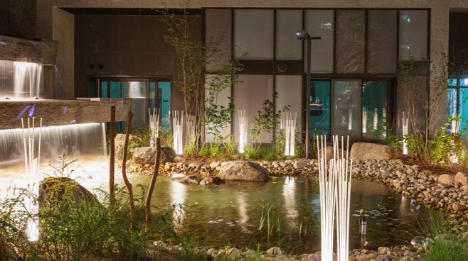 서울 강남구 '대치 푸르지오 써밋' 단지 내 마련된 수공간 '워터플라자' 경관조명 모습./대우건설