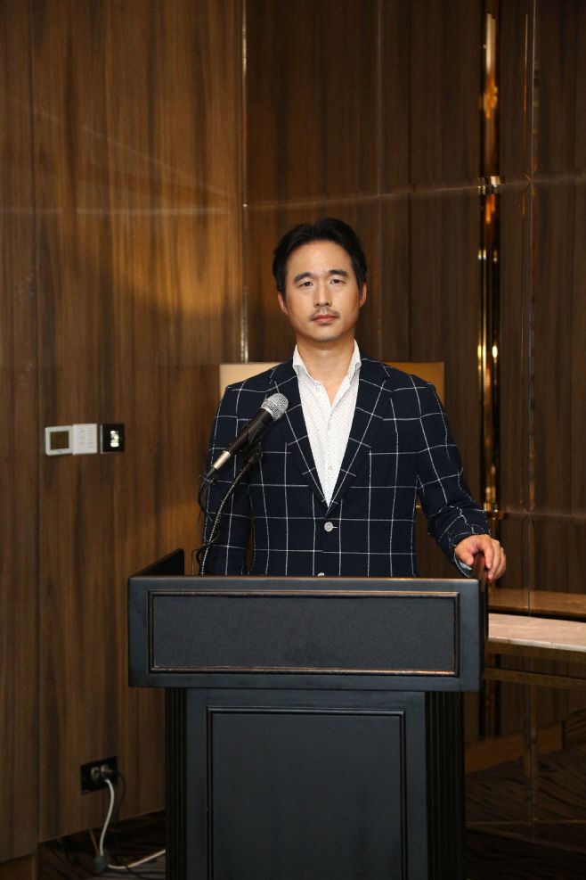 16일 베트남 호찌민 JW 메리어트 호텔&스위트 사이공에서 열린 기업설명회(IR)에서 김익환 한세실업 부회장이 기념촬영을 하고 있다./한세예스24홀딩스