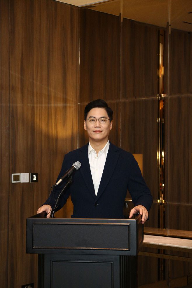 16일 베트남 호찌민 JW 메리어트 호텔&스위트 사이공에서 열린 기업설명회(IR)에서 김석환 한세예스24홀딩스 부회장이 기념촬영을 하고 있다./한세예스24홀딩스