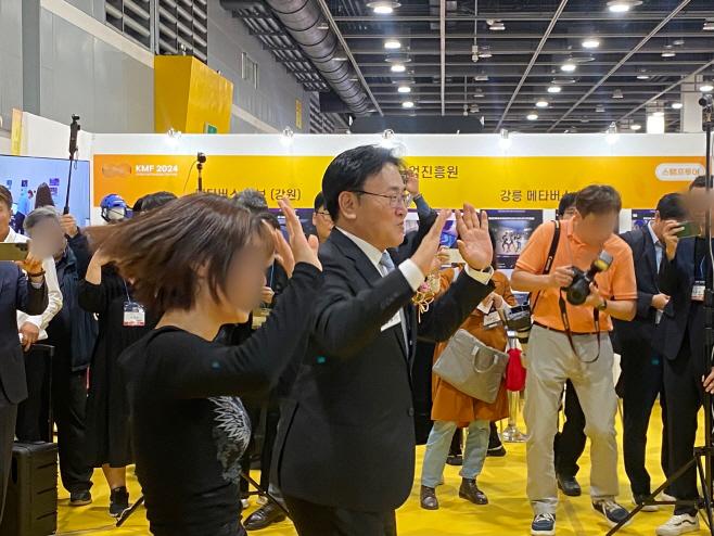 유상임 과학기술정보통신부 장관이 지난 17일 서울 서초구 양재 aT센터에서 열린  '2024 코리아 메타버스 페스티벌' 제1 전시장에서 모션테크놀로지를 체험하고 있다./김소연 인턴기자