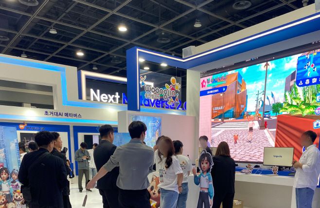 지난 17일 서울 서초구 양재 aT센터에서 열린  '2024 코리아 메타버스 페스티벌' 제1전시장에서 관람객들이 전시 제품을 둘러보고 있다./김소연 인턴기자
