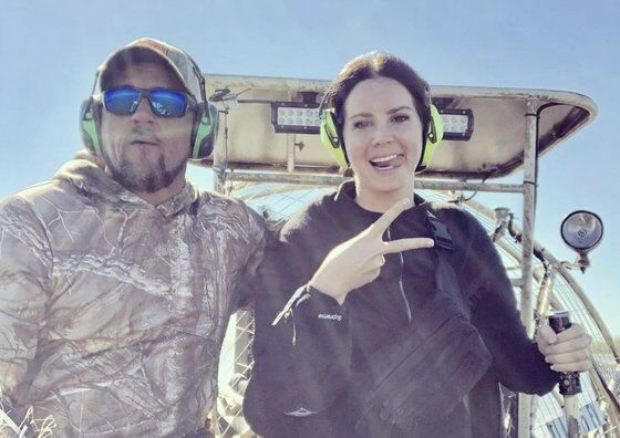 팝스타 라나 델 레이(오른쪽)와 늪지 악어 투어 가이드 제레미 듀프렌이 언제부터 교제를 시작했는지는 여전히 알려지지 않은 가운데, 앞서 델 레이는 지난 2019년 자신의 SNS에 듀프렌과 함께 찍은 사진을 올린 적이 있다./라나 델 레이 SNS 캡처