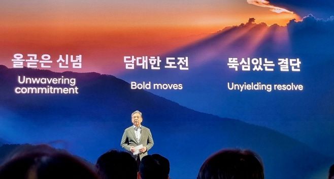 장재훈 현대차 사장이 31일 현대 모터스튜디오 고양에서 수소에 대한 신념과 비전 공유의 장 'Clearly Committed: 올곧은 신념' 행사에서 인사말을 하고 있다 / 최자연 인턴기자