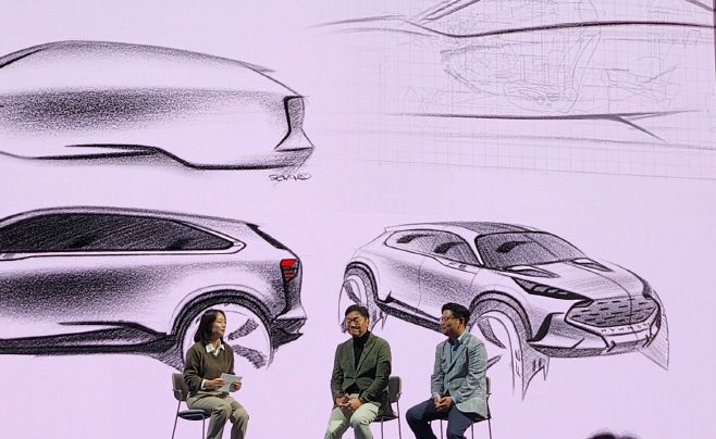 31일 현대 모터스튜디오 고양에서 열린 '수소 헤리티지 토크' 세션에서 (왼쪽부터) 이지현 연구원, 김창환 전무, 최서호 상무가 수소전기차 개발 과정을 설명하고 있다 / 강태윤 기자