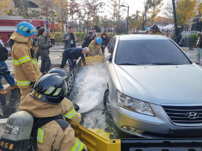 20일 전주시 팔복LH아파트에서 실시된 제4차 레디코리아 훈련에서 이동식 침수조를 활용해 전기차 화재를 진압하고 있다. /김남형 기자