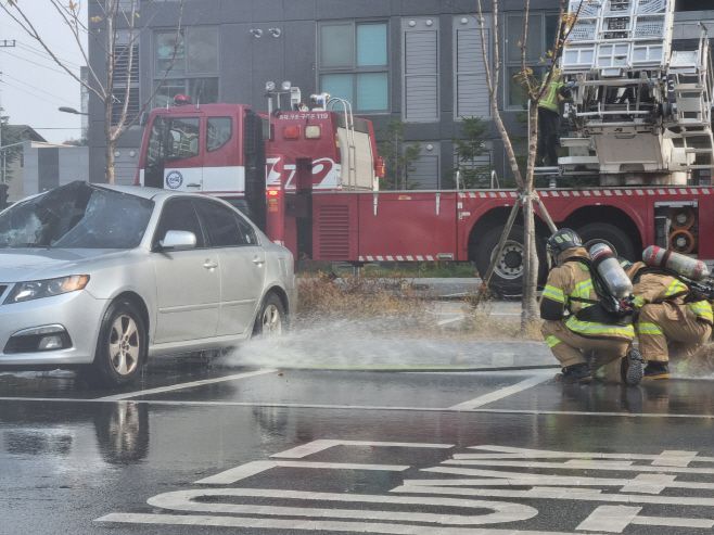 20일 전주시 팔복LH아파트에서 실시된 제4차 레디코리아 훈련에서 소방대원들이 관통형 배터리 직접수주장치인 'EV-드릴랜스'를 활용해 화재를 진압하고 있다. /김남형 기자