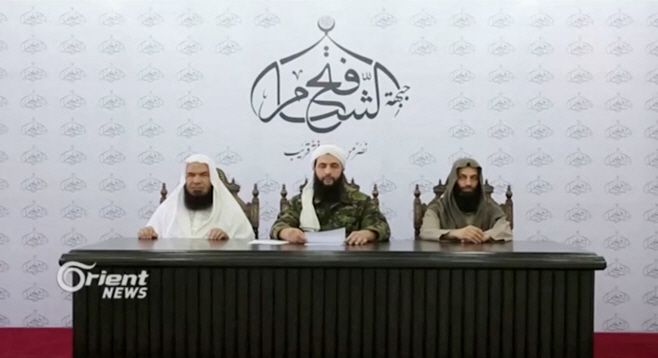 2016년 당시 시리아 '알누스라 전선(자바트 알누스라)'지도자인 아부 무함마드 알졸라니(가운데)가 동영상 메시지를 발표하고 있다./로이터·연합뉴스