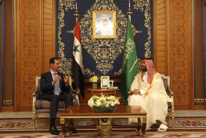 바샤르 알아사드 시리아 대통령(왼쪽)과 무함마드 빈살만 사우디아라비아 왕세자가 2023년 5월 19일(현지시간) 사우디아라비아 제다에서 열린 아랍 정상회의에서 양자 회담을 하고 있다./AP·연합뉴스