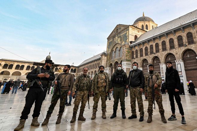 시리아 반군 전사들이 10일(현지시간) 다마스쿠스의 움마야드 모스크에서 기념사진을 찍고 있다./AFP·연합뉴스