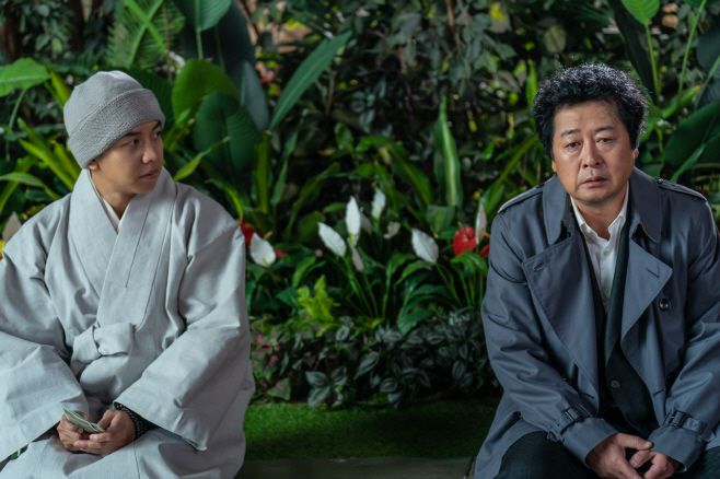 김윤석(오른쪽)·이승기 주연의 '대가족'이 개봉일인 11일 하루동안 1만6823명을 불러모아 일일 박스오피스 3위로 출발했다./제공=롯데엔터테인먼트