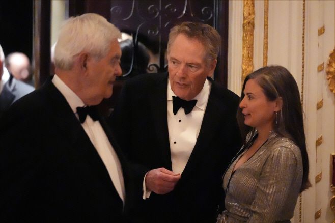 뉴트 깅그리치 전 미국 하원의장(왼쪽부터)과 로버트 라이트하이저 전 미국무역대표부(URTR) 대표 등이 11월 14일(현지시간) 미국 플로리다주 팜비치 마러라고에서 열린 미국우선정책연구소(AFPI) 주최 도널드 트럼프 대통령 당선 축하 행사에 참석하고 있다./AP·연합뉴스