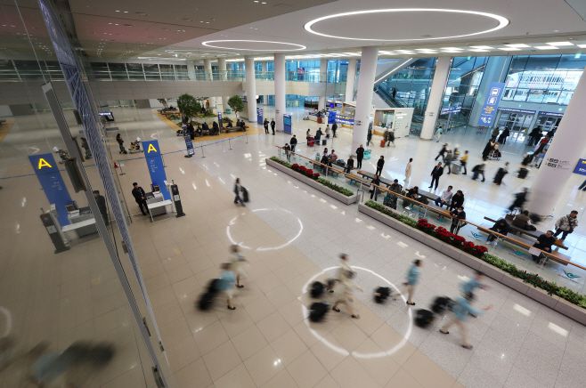 윤석열 대통령의 비상계엄 선포 및 해제 사건 이후 정국 불안과 대규모 시위 등으로 인한 안전 문제 발생 우려가 커지면서 세계 주요국이 한국 여행 주의보·경보를 4일 발표했다. 사진은 5일 오후 인천공항 제2터미널 입국장 모습/연합뉴스