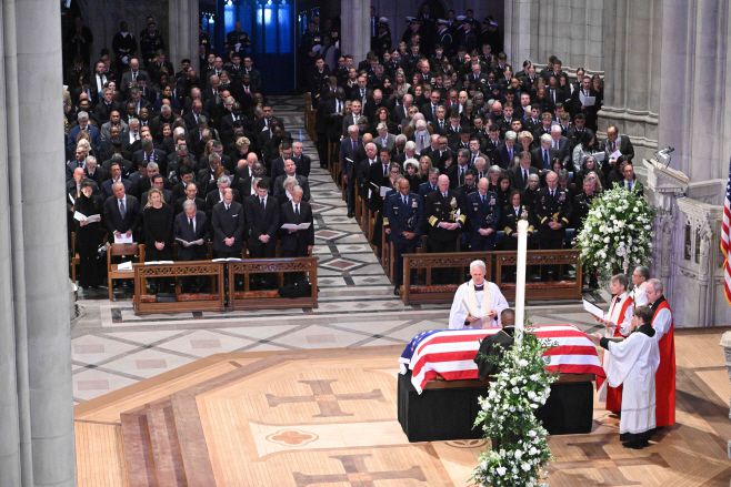 9일(현지시간) 미국 워싱턴D.C. 워싱턴 국립 대성당에서 열린 지미 카터 전 미국 대통령 국가장례식에서 성직자들이 관을 둘러싼 채 기도하고 있다./AFP 연합