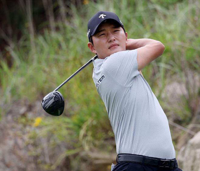 김영수가 샷을 날리고 있다. /KPGA