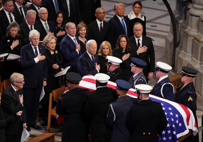 9일(현지시간) 미국 워싱턴D.C. 워싱턴 국립 대성당에서 열린 지미 카터 전 미국 대통령 국가장례식에서 전·현직 대통령을 비롯한 추도객들이 운구되는 관을 향해 예를 표하고 있다./UPI 연합