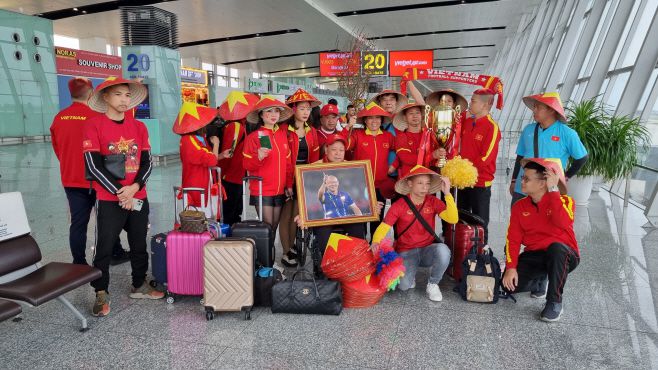 2022년 동남아시아선수권 결승 2차전 응원차 하노이에서 방콕으로 출국하는 베트남 팬들. 박항서 감독의 사진을 신주저럼 들고 있다./ 사진=전형찬